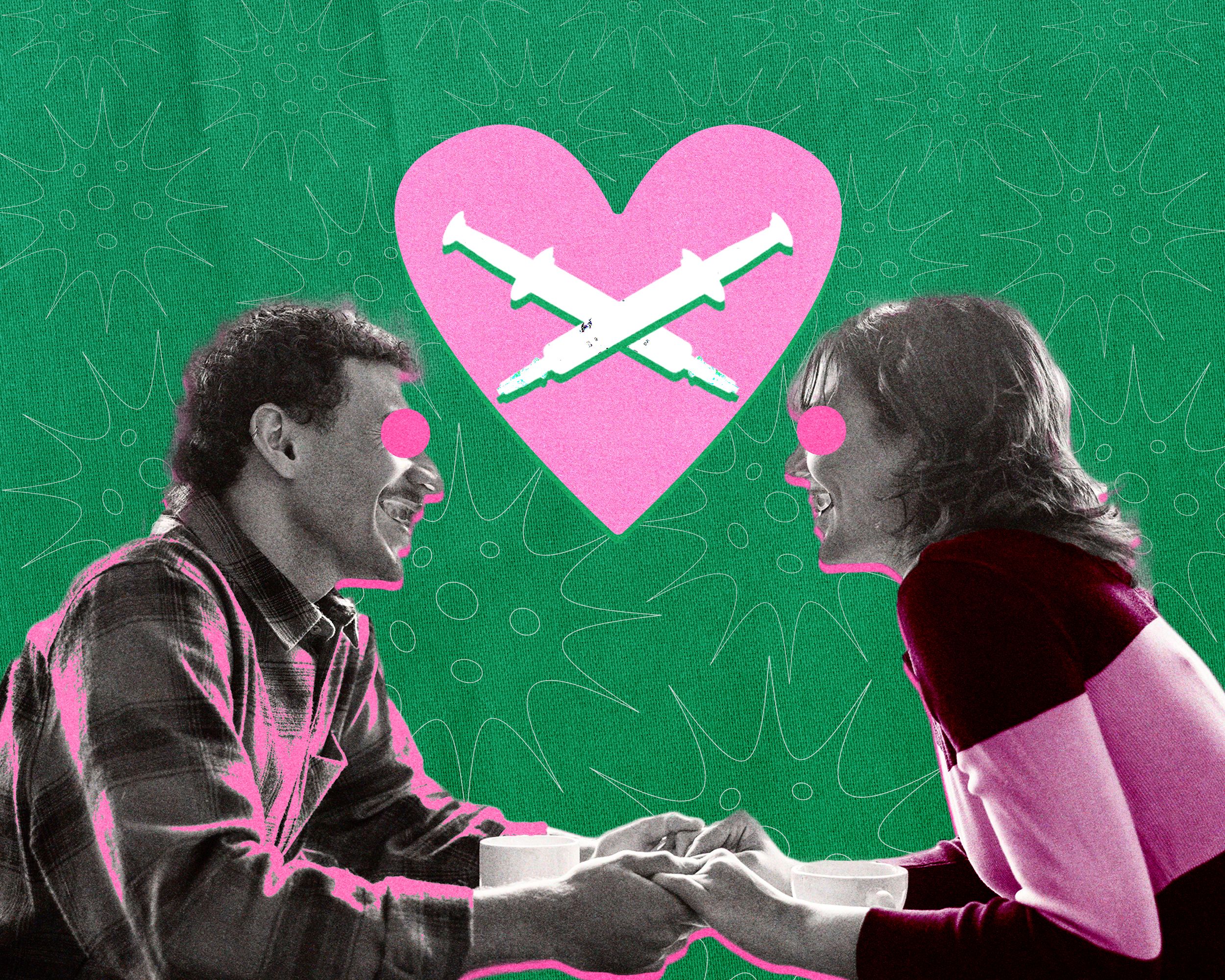 Pareja sonriente sostiene sus manos frente a un fondo verde con un corazón rosa que contiene dos jeringas cruzadas.