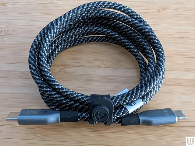 Cable trenzado Anker con conectores USB-C en ambos extremos.