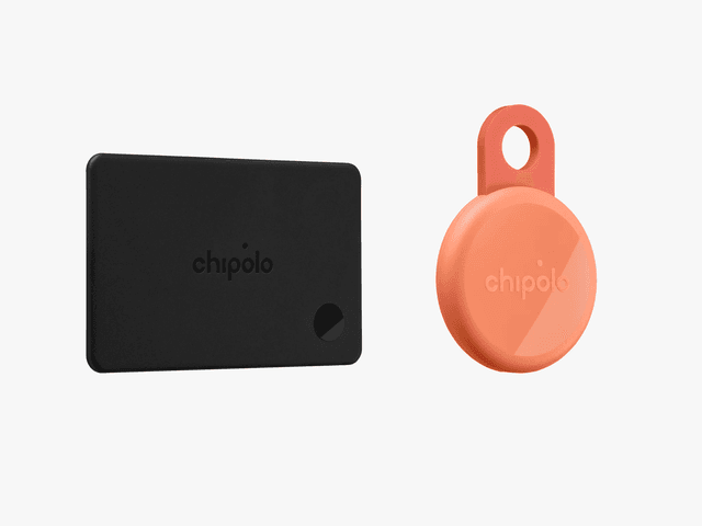 Localizadores Chipolo Card y Chipolo One Spot en negro y coral, diseñados para encontrar objetos personales fácilmente.